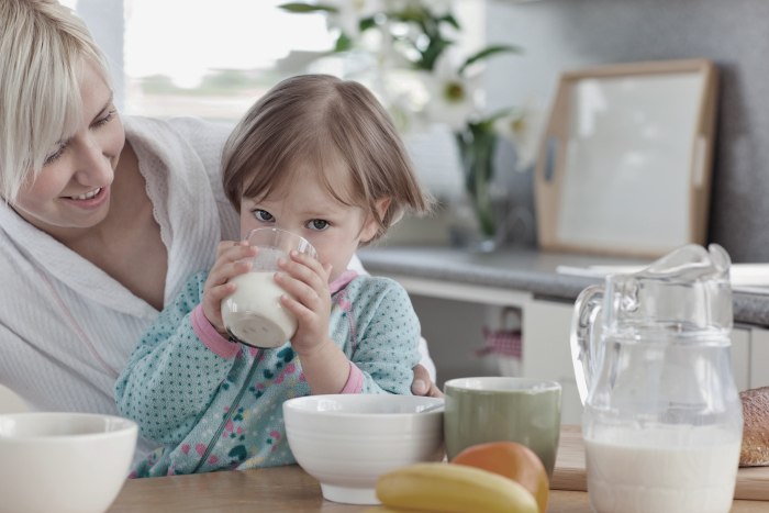 Dziecko pije mleko